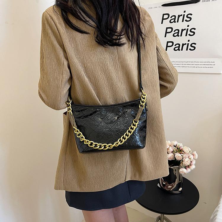 

Rhombus chain bag, women s 2024 new autumn and winter fashion shoulder bag, popular commuter messenger bag this year чорний