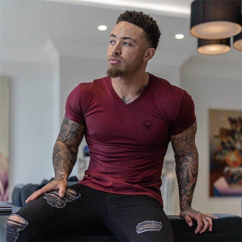 Muscleguys Nová značka Pánské tričko s výstřihem do V Bavlna Pohodlné Krátký rukáv Tričko Prodyšné Jednobarevné tričko Módní Slim fit tričko