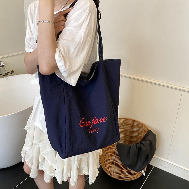 Niche Design Literary Shoulder Bag Women's New Casual Versatile Tote Bag Simple and Lightweight Cloth Bag