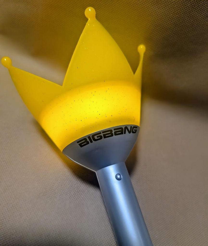 [USED] BIGBANG Crown-shaped Official Early Light Stick, Korea's First Generation