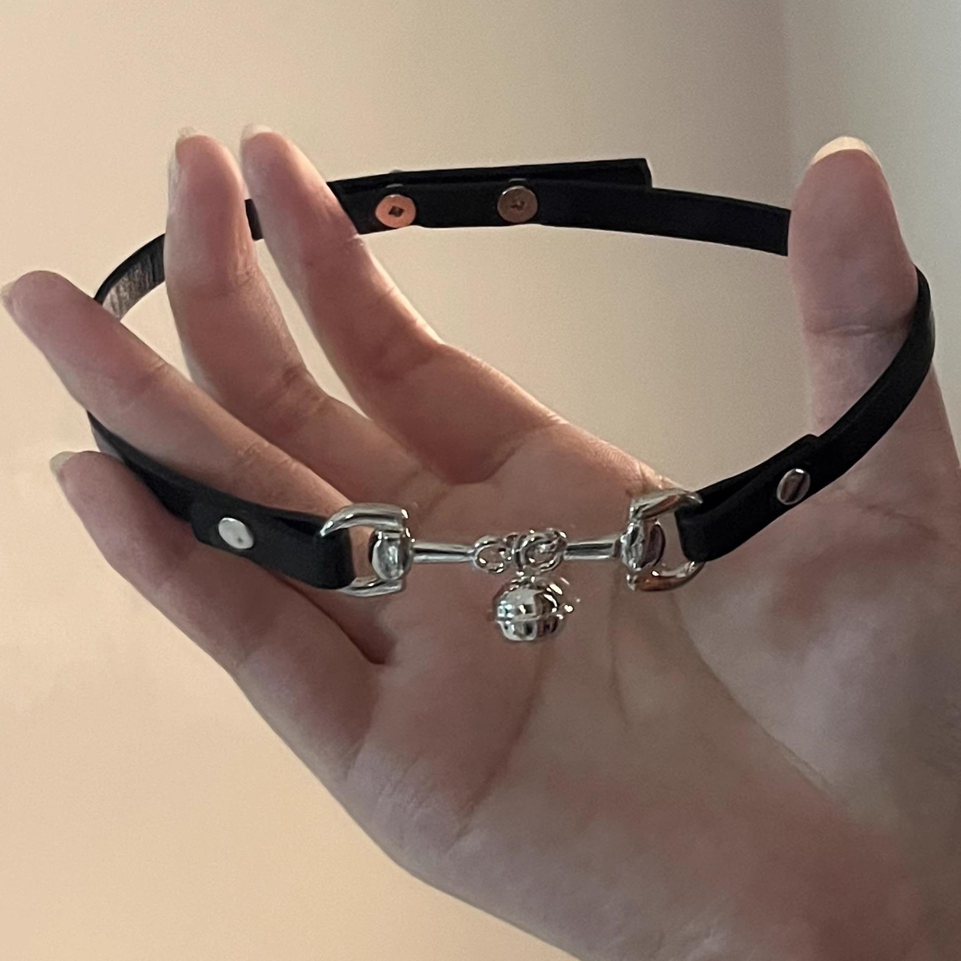 

Черное Потрясающее Колье-Чокер из Искусственной Кожи для Женщин с Декоративной Серебряной Подвеской-Колокольчиком