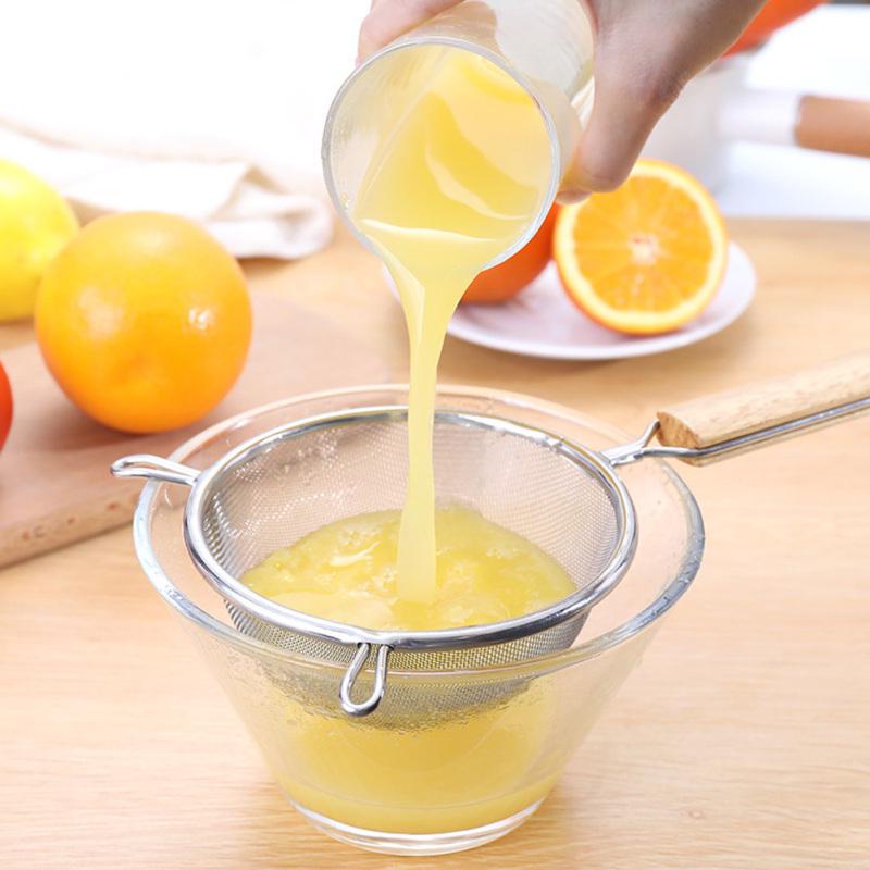 Großes Filtersieb aus Edelstahl mit Holzgriff, frittierte Schaufel für das Kochen zu Hause in der Küche