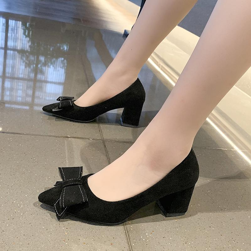 Wildleder High Heels Damen Frühling und Herbst 2025 neu Französische Mode vielseitig flacher Ausschnitt schwarz Arbeitsschuhe dicker Absatz Einzelne Schuhe