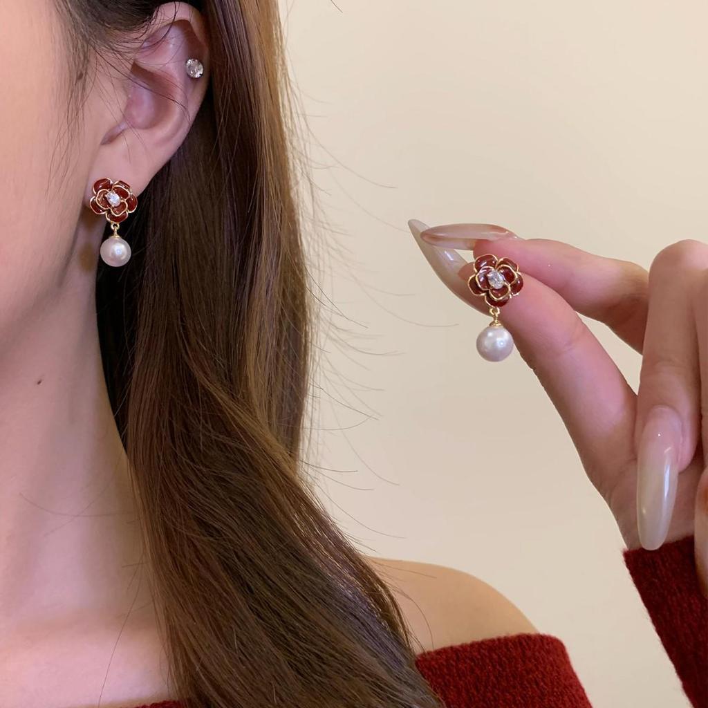 Silver Needle Diamond Pearl Flower Earrings: Retro, High-End Stud Accessories for Women