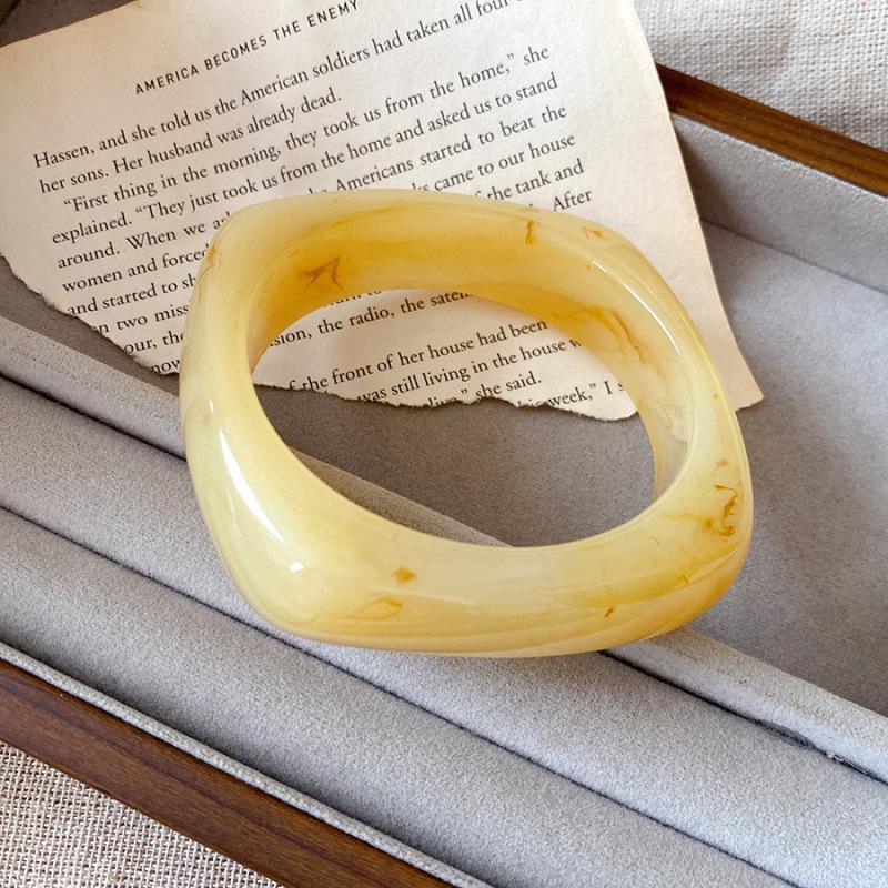Retro irregular beige resin bracelet niche design bracelet personality fashion simple exaggerated jewelry