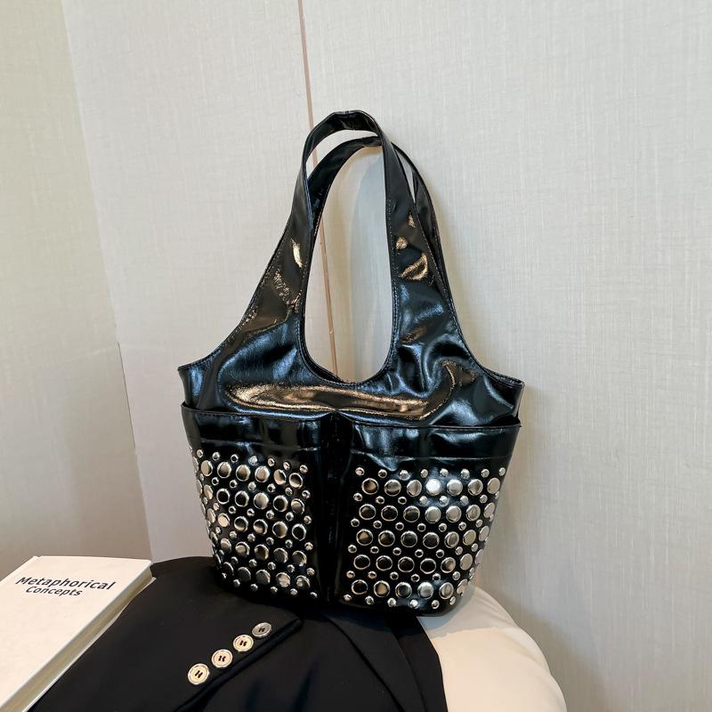 Dames tas nieuwe straattrend tas textuur klinknagel design dames locomotief wind schoudertas