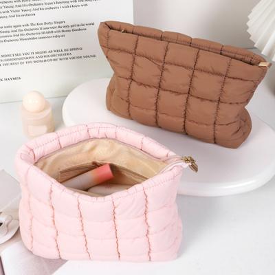 Kosmetiktasche Kompakte Größe Gesteppte Make-up-Tasche mit Reißverschluss oben Geräumige Innentasche Leicht zu reinigen Reise-Kosmetik-Organizer