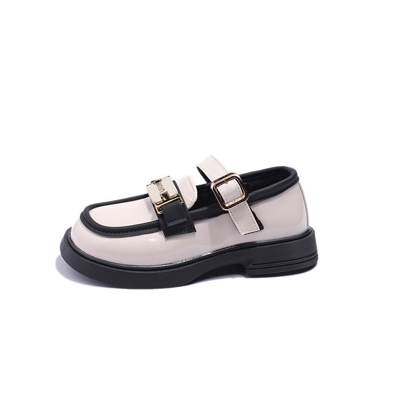 Žáci nižšího sekundárního vzdělávání, žáci základního vzdělávání, bílé a černé malé kožené boty, japonské dívky, dětské školní uniformy, etiketa, pr