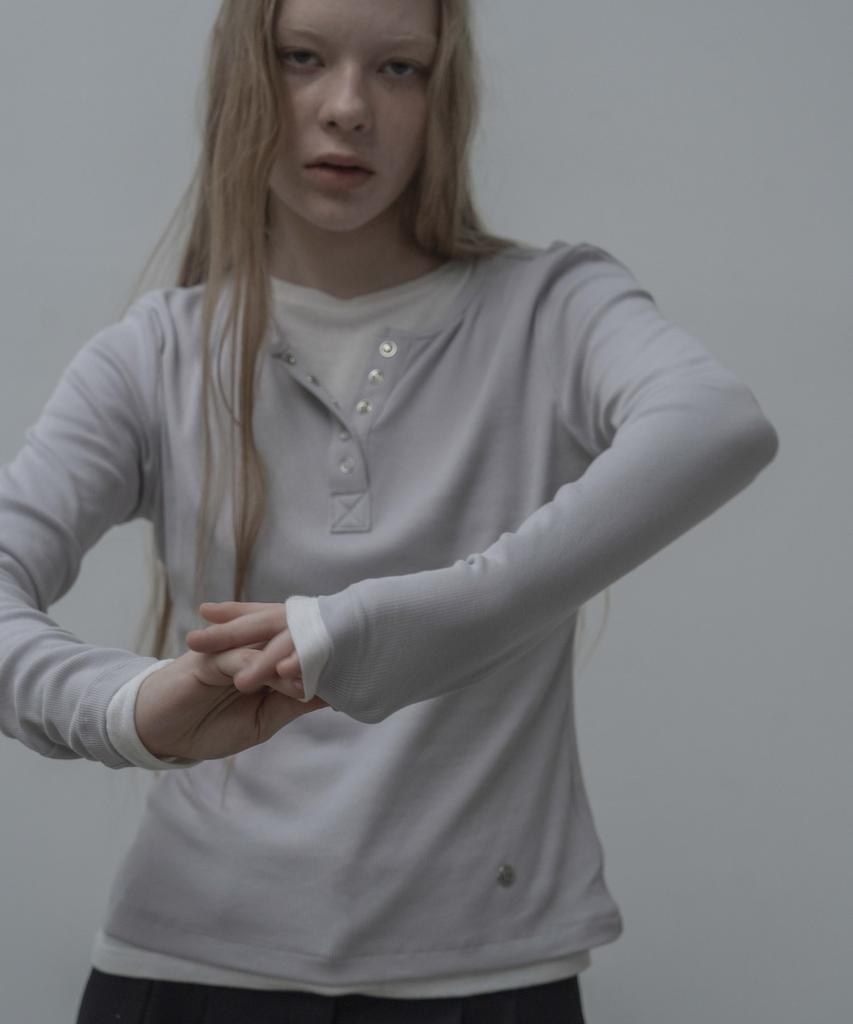 Mosyupamosyu Ribbed Henley Neck T-Shirt [Light Gray]