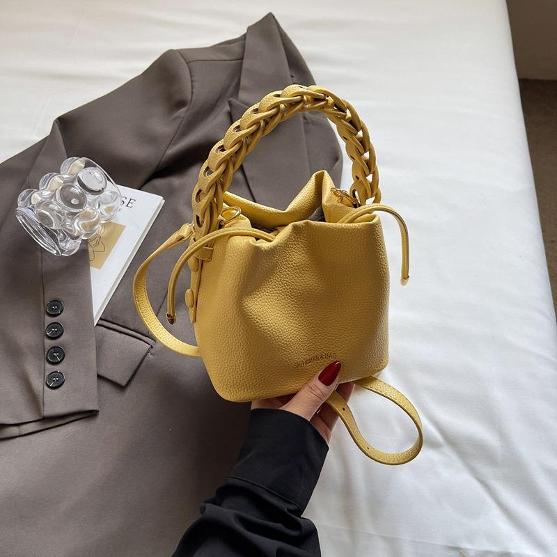 2025 new foreign style bucket bag texture shoulder messenger bag commuter casual Korean version high value niche bag women