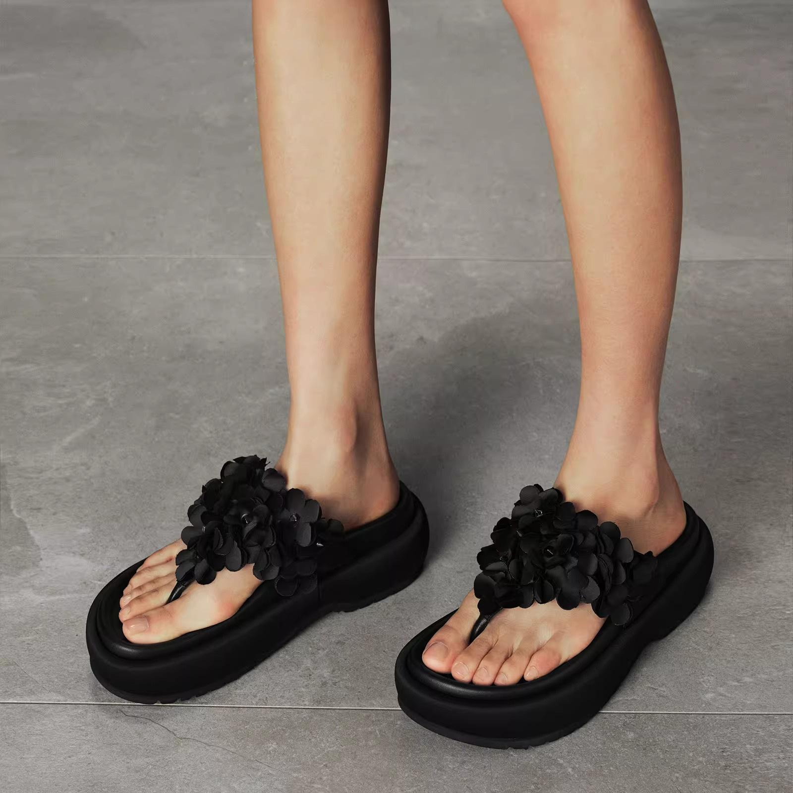 

[Zhao Zhaoyi of the same style] Flip-flop women s 2025 niche new summer wear thick-bottomed beach toe sandals 32 40