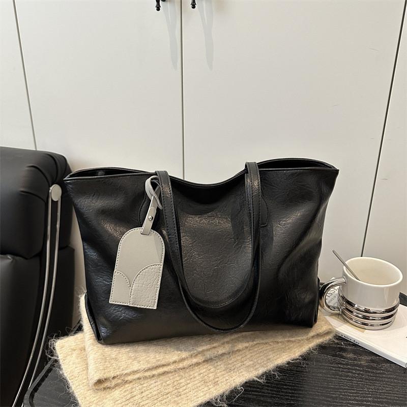 Soft Leather Tote Bag For Women With Large Capacity And Urban Minimalist Style