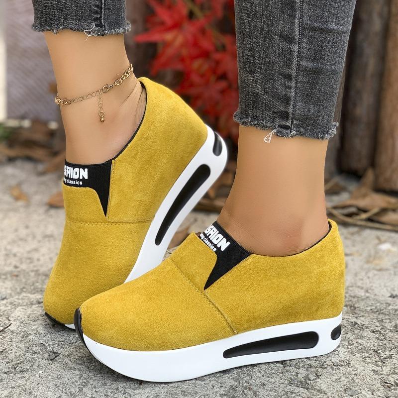 New Large-sized Thick-soled Casual Sports Shoes for Women with An Insole That Increases Height and Has A Sponge Sole