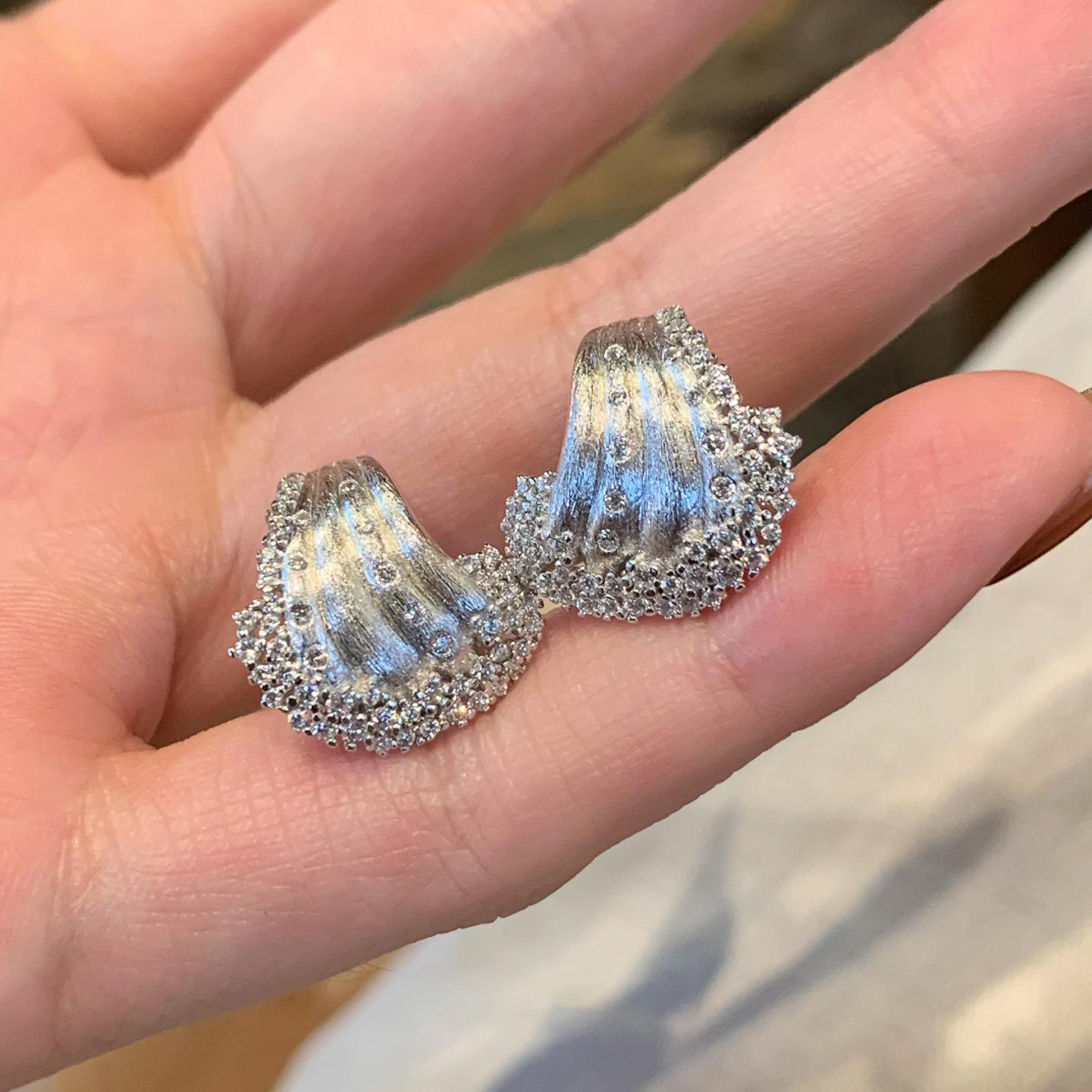 Hot Selling Design Brushed Wave Sparkling Diamond Personalized Earrings Creative Design Versatile Earrings белый