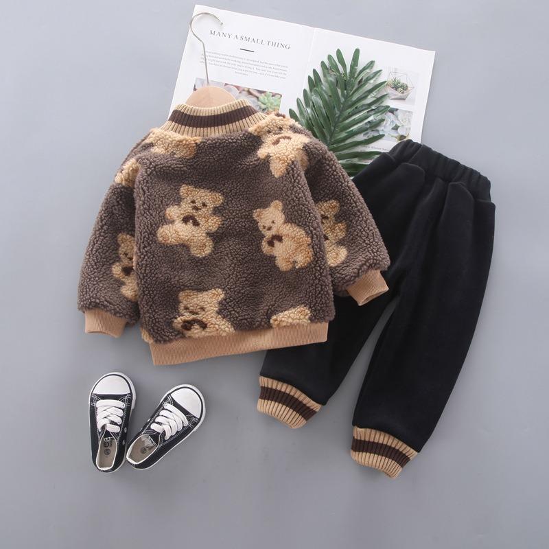 Suéter grueso de terciopelo con cuello redondo y estampado completo de dibujos animados de oso de invierno para bebé, traje de dos piezas