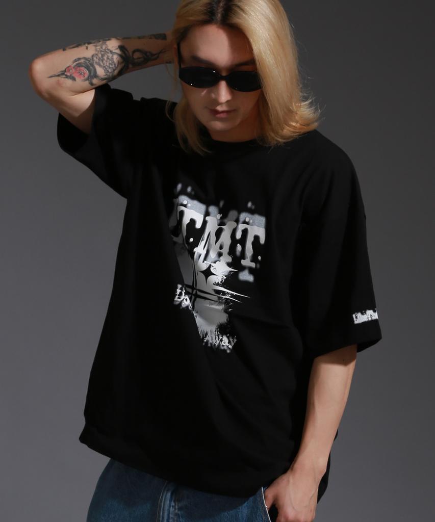 LIKE THE MOST Ltmt Monogram Round Over T-Shirt_Black