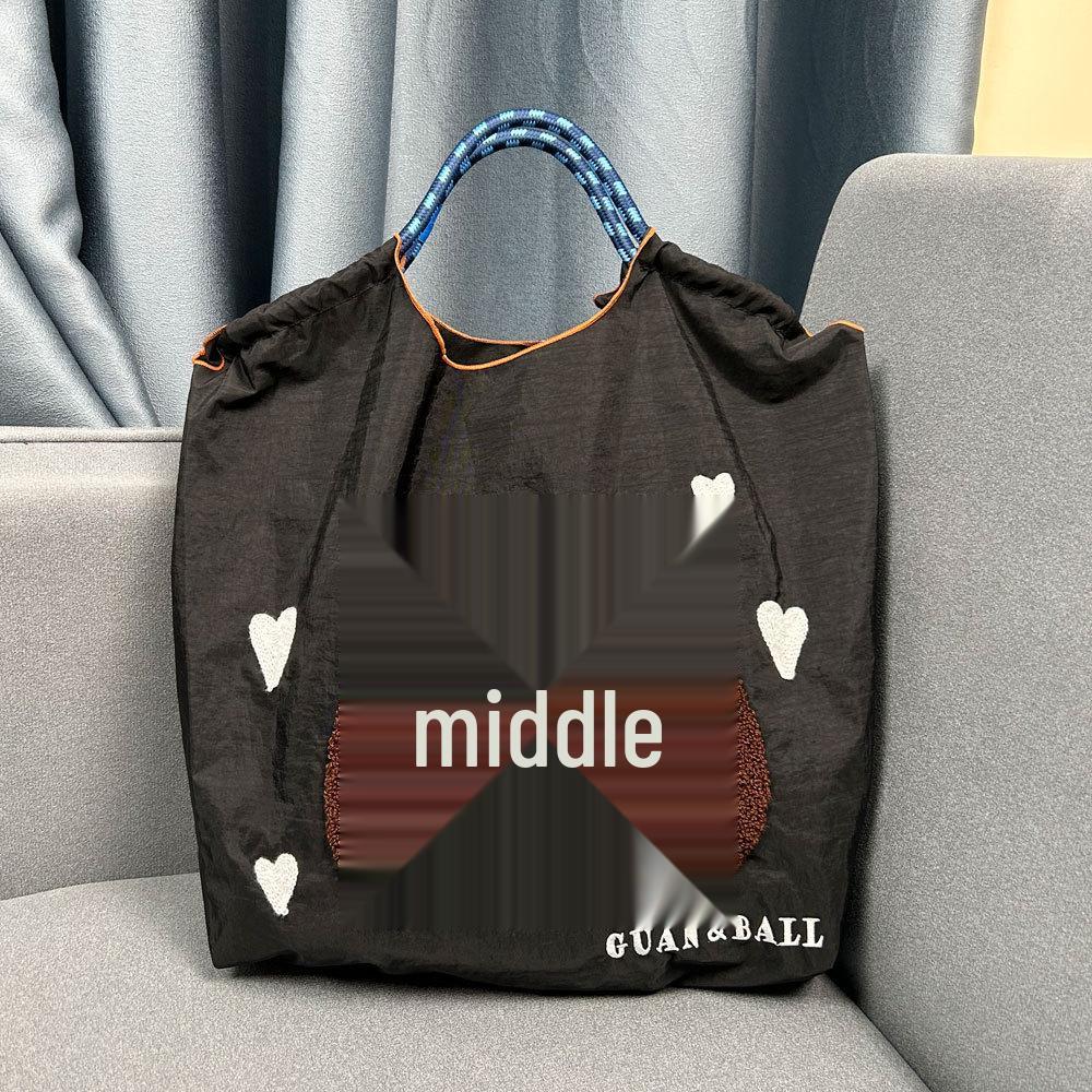 Экологичная большая нейлоновая сумка через плечо с вышивкой бигля Medium