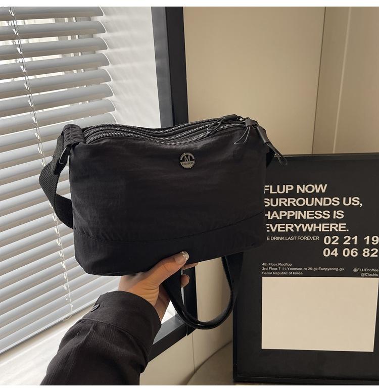 

Lightweight small square bag, simple casual shoulder bag women s 2025 new three-layer large-capacity solid color commuter messenger bag 23*10*17 чорний