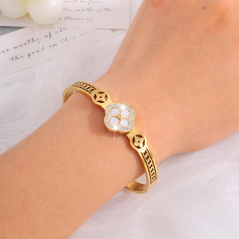 Titanium steel advanced sense vacuum plating stainless steel four-leaf clover female non-fading jewelry