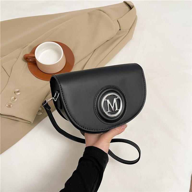 Versatile messenger bag 2025 spring and summer new saddle bag shoulder armpit bag fashion casual handbag