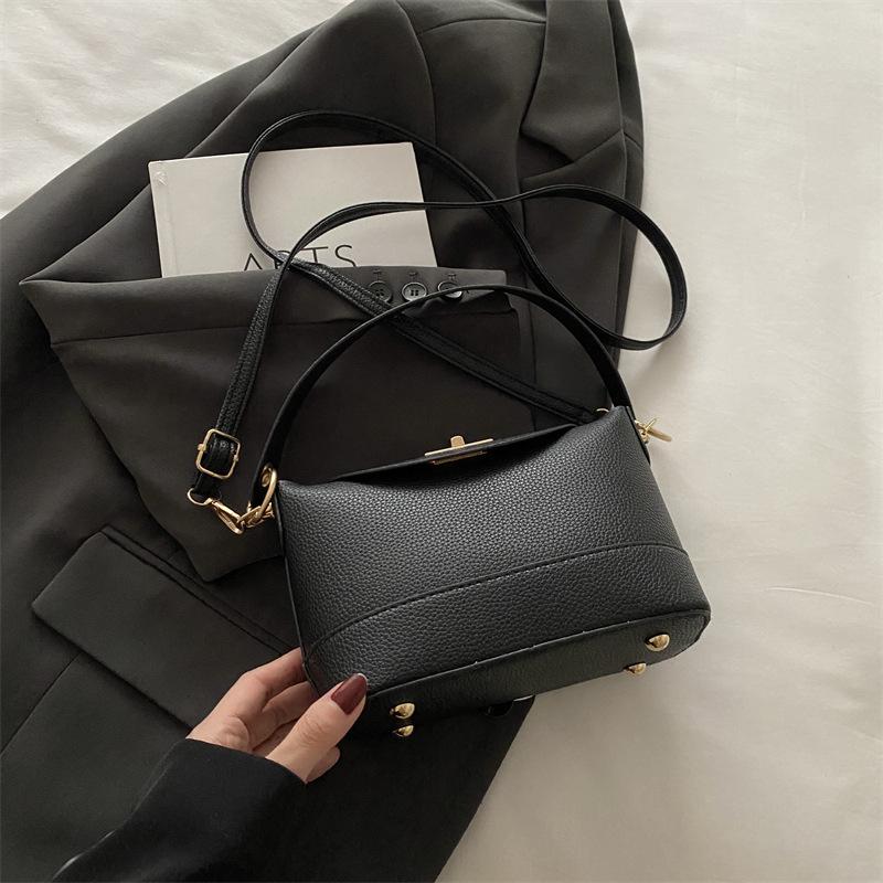 

Сумка нишевого дизайна, женская 2025, новая, в иностранном стиле, модная сумка-ведро, супер огонь, универсальная сумка через плечо чёрный