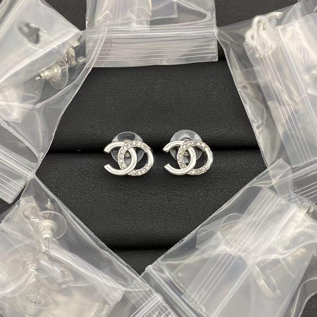 Xiangjiejie 2025 Silver Earrings: Niche Design, Small & Exquisite, High-Temperament Style.