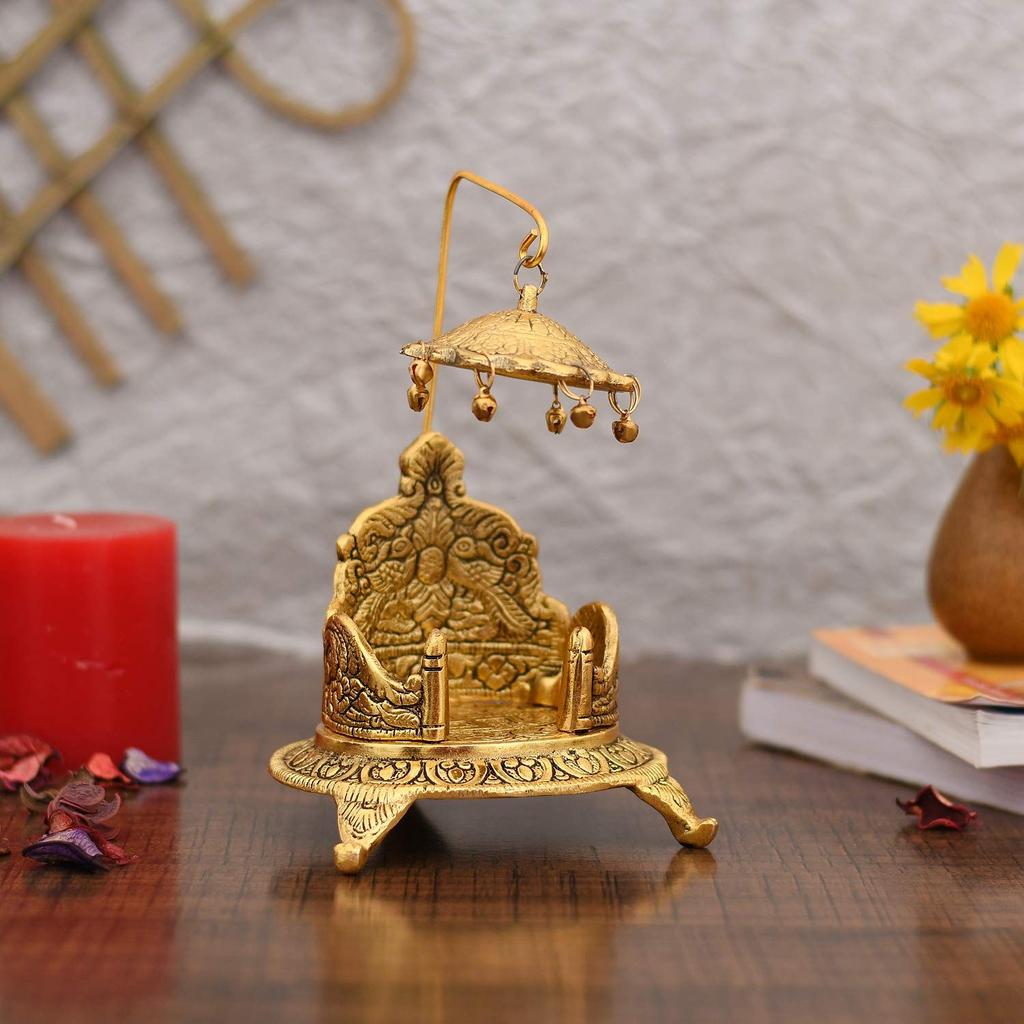 Kovový Singhasan Oválného Tvaru pro Ganešu Krišnu Božské Idoly - Pozlacená Ladoo Gopal Pooja Chowki pro Chrám Mandir Puja Dekorační Předměty k Idolu