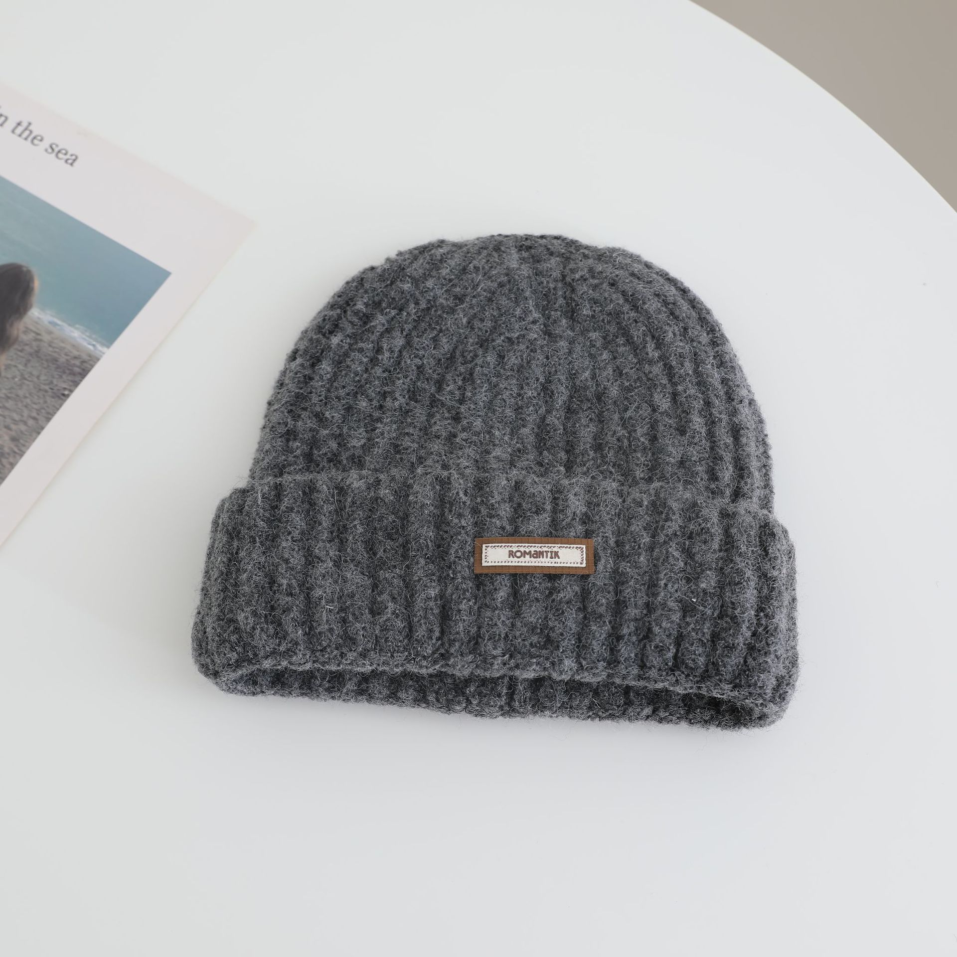 

Простая шапка бини с надписью для женщин на осень и зиму, новая утолщенная, ветрозащитная и теплая, шапка от холода, подчеркивающая лицо, маленькая шапка с защитой ушей one size