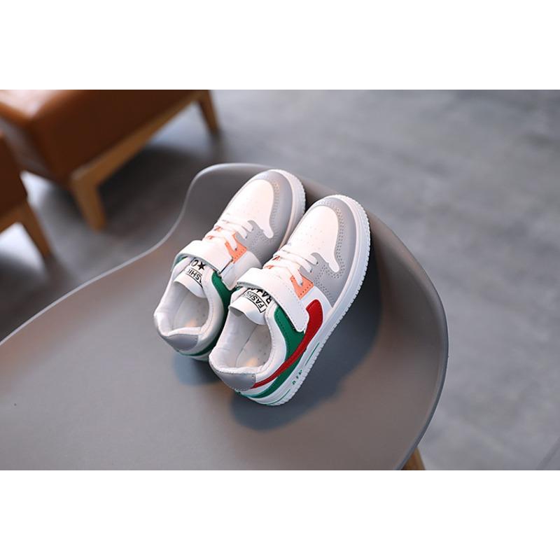 Koreanischer schlichter Stil Frühling und Herbst neue Kindersportschuhe Spleißfarbe Mode Board Schuhe weiche Sohle rutschfest Trendschuhe
