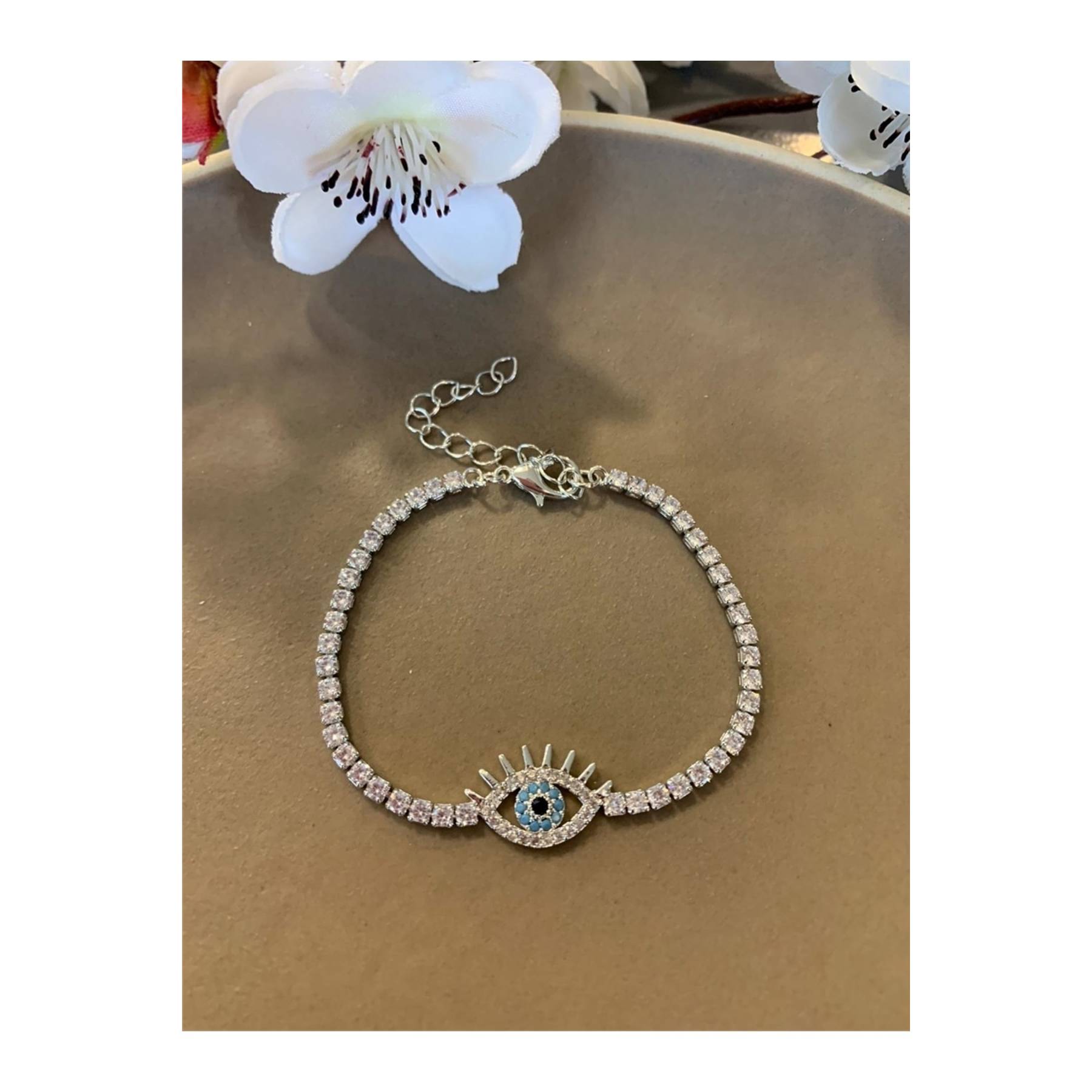 

Серебряный браслет в форме глаза из циркона