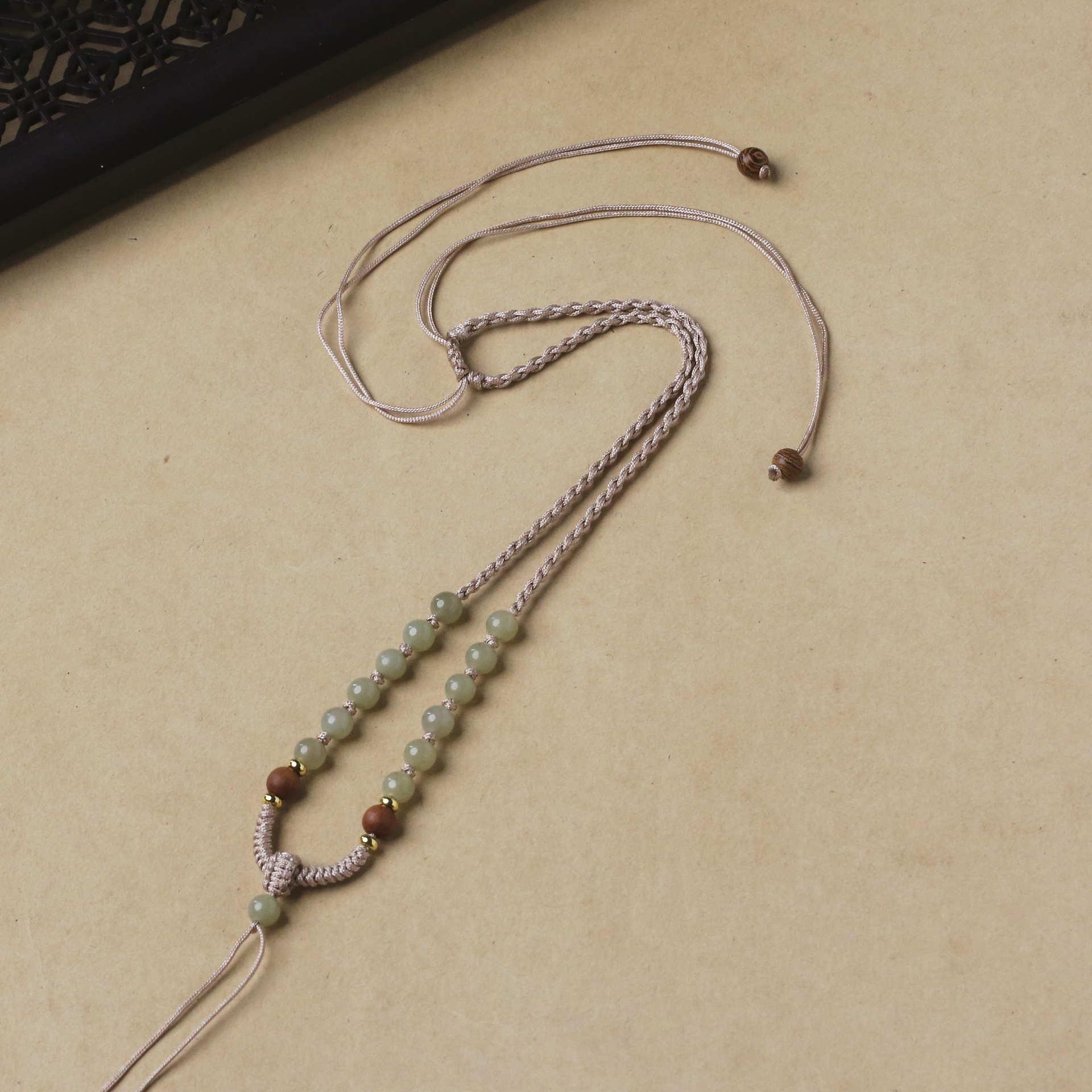 

Унисекс Тонкий Кулон-Пряжка Мира из Нефрита Хэтянь с Красным Шнурком