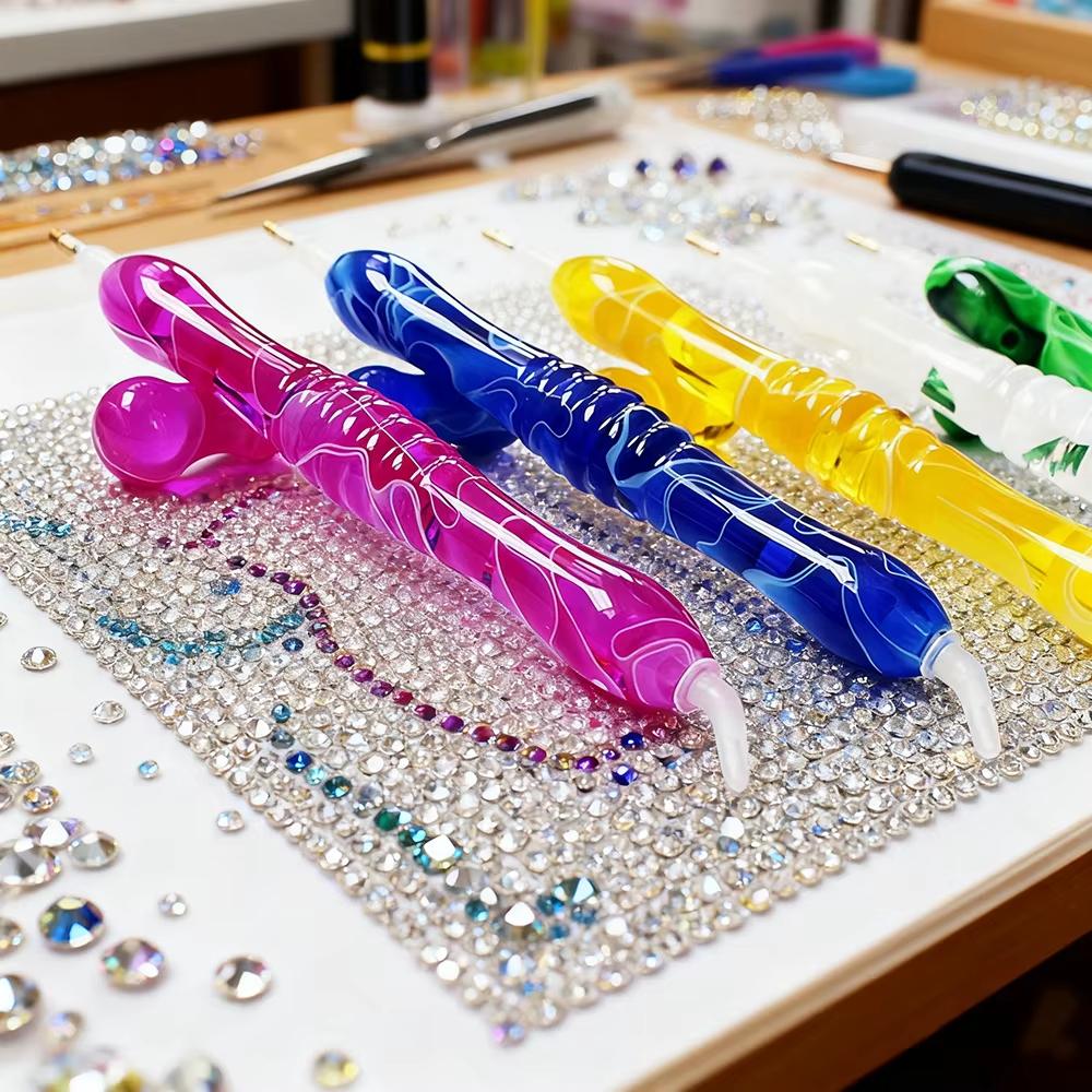 Harz Diamantmalerei Stift Set mit 6 austauschbaren Metallspitzen 6 Wachsblöcken 2 Sortierschalen und Bohrmatte für 5D Diamantmalerei Bastelbedarf