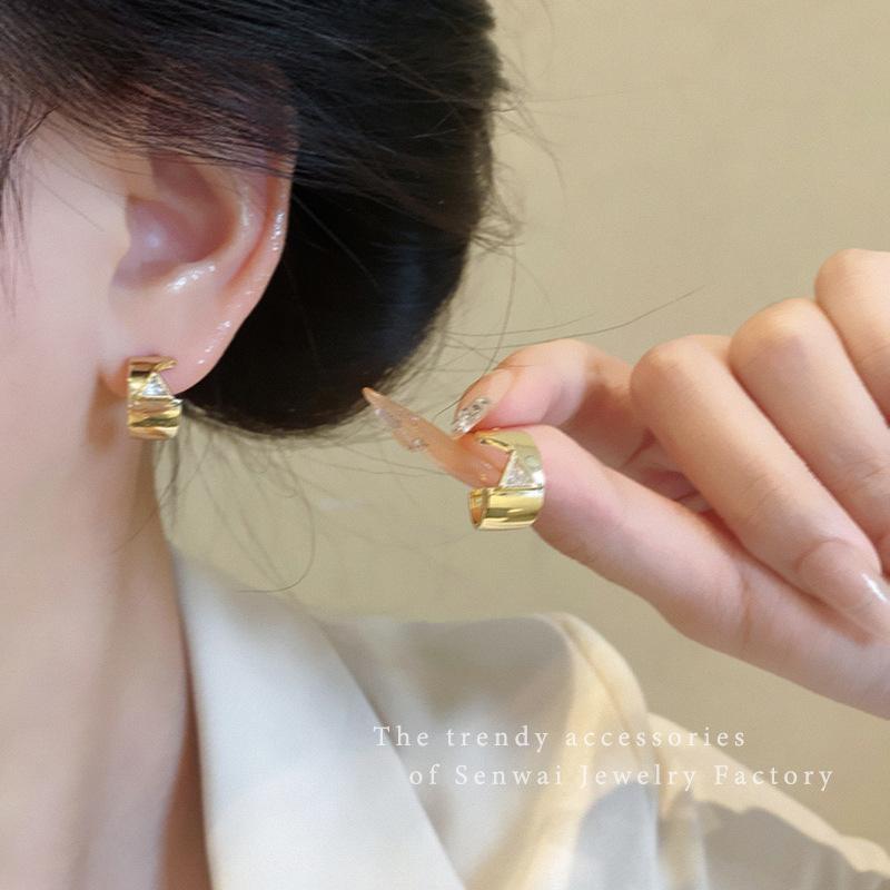 Металлические серьги-гвоздики с фианитами разной формы женские серьги персонализированные серьги