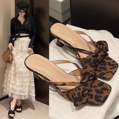 Sommer Damenschuhe Leopardendruck 2026 Neue Mode Lässige High-Heel-Slipper Französische Schleife Offene Zehenpartie Eckige Zehenpartie Zapatos Mujer