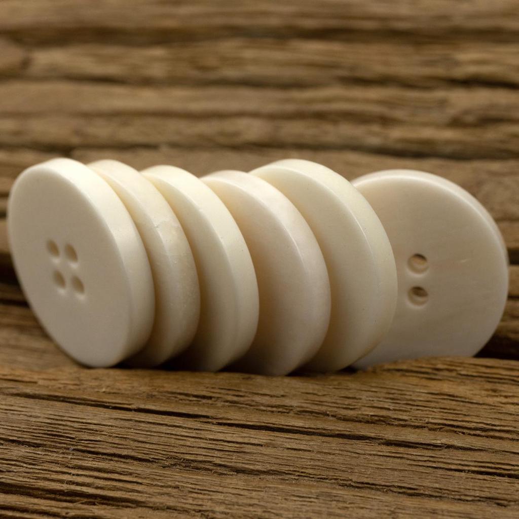 Бежевый кардиган-блейзер на четыре пуговицы из коровьей кости