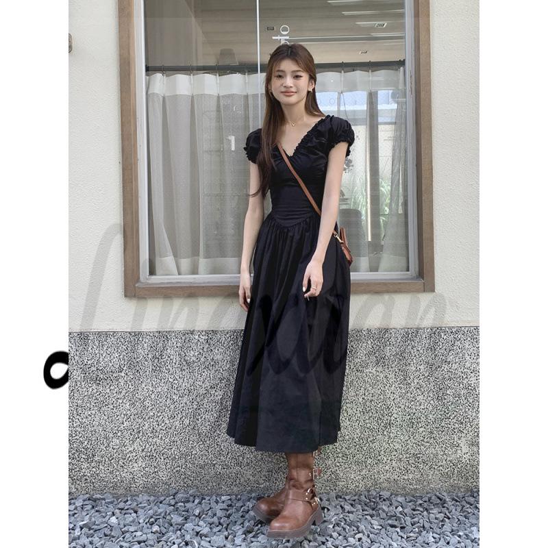 

2026 Spring/Summer French Waist-Cinching Open-Back Black & White V-Neck Puff Sleeve Long Dress Large