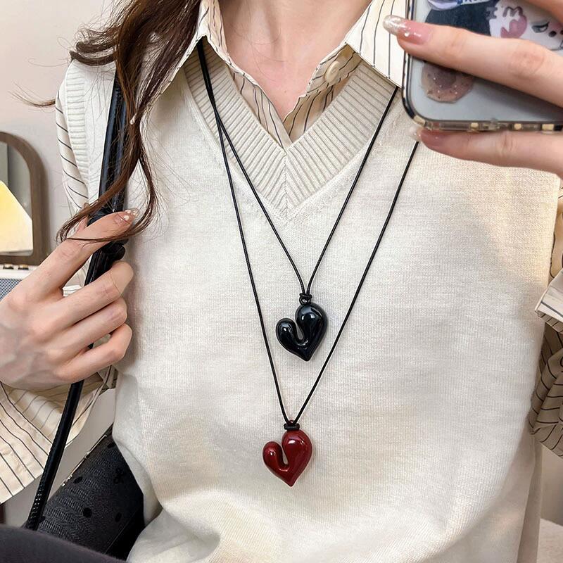 Retro Red Heart Perndant Necklace Vintage Love Rope Chain Sweater Chain Necklace For Women Fashion Romantic Neck Jewelry Gifts