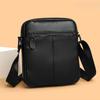 Borsa a tracolla messenger verticale da uomo con motivo litchi