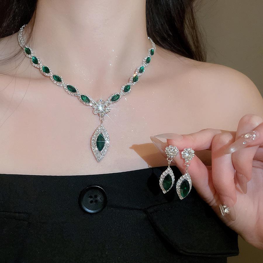 Luxe Rhinestone Flower Tassel Earrings and Necklace Set for Women – High-End Clavicle Chain Accessory