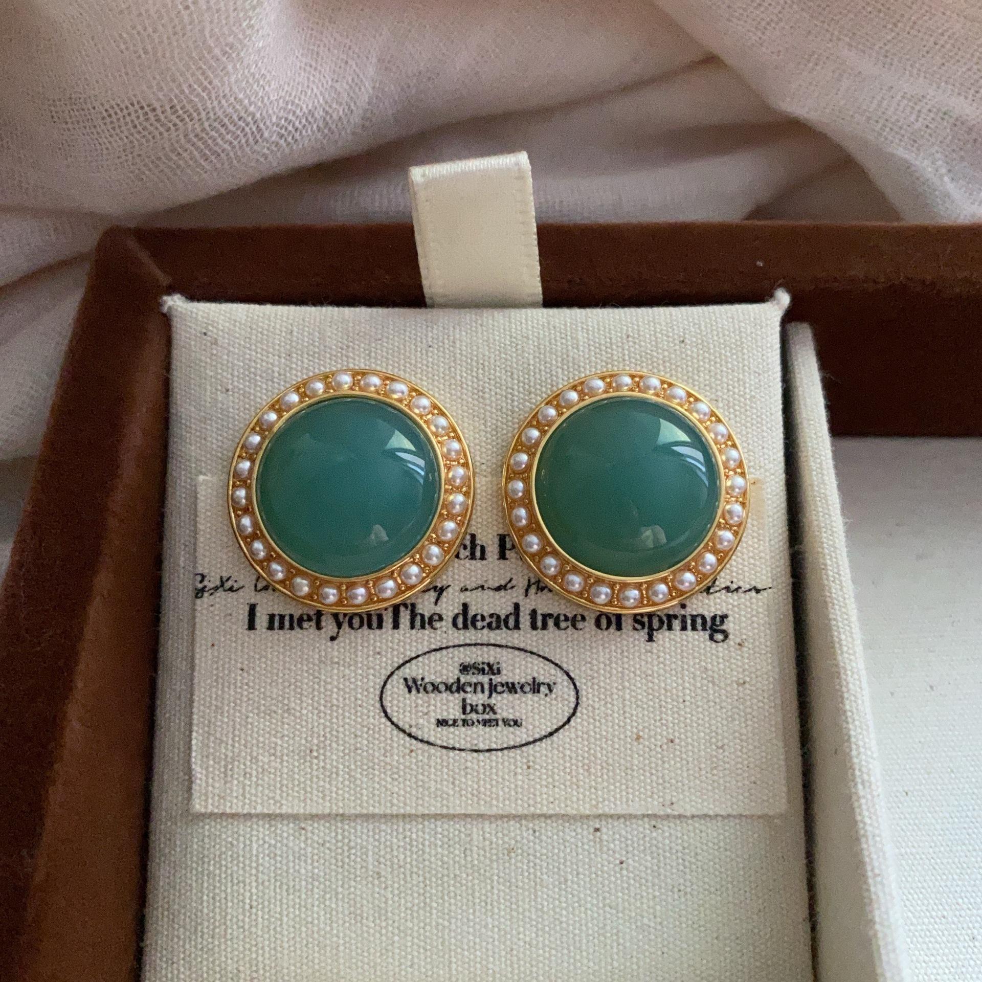 Round Resin Inlaid Pearl Stud Earrings Medieval Temperament Earrings Elegant Gentle Luxury Vintage Stud Earrings