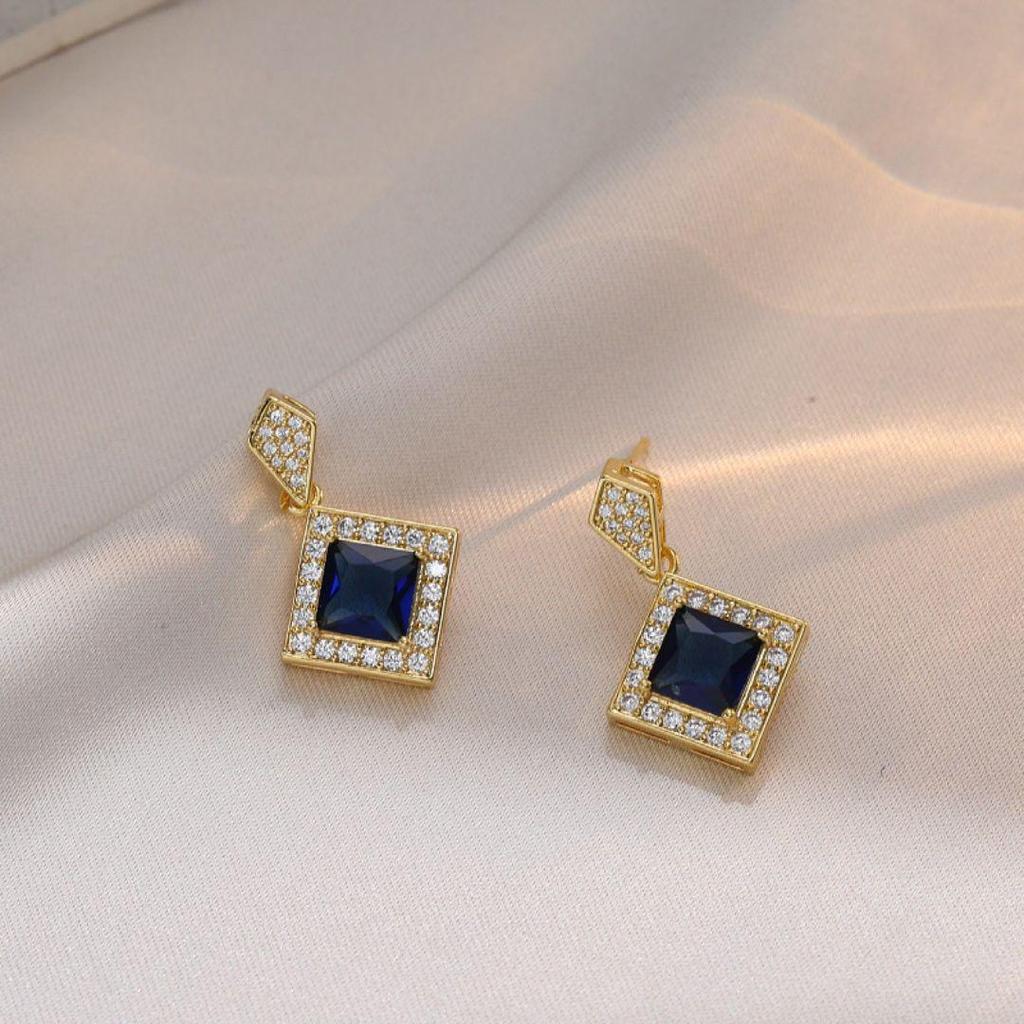 Elegante ethnische Ohrstecker in Rhombusform aus Gold und blauen Zirkonen - Modisch, Retro, Glatte Textur, Vielseitiges Geschenk für Mama
