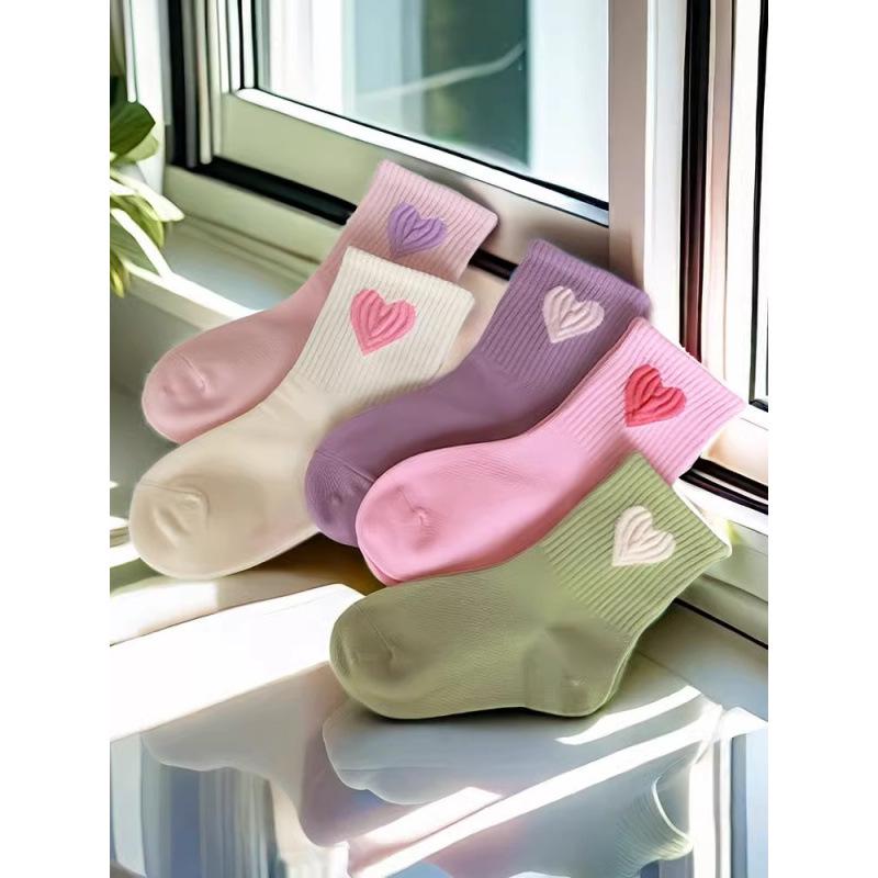 Korean Style Girls' Mid-Calf Cotton Socks for Spring and Autumn - Fashionable Love Pattern, Versatile for Students and Sports.