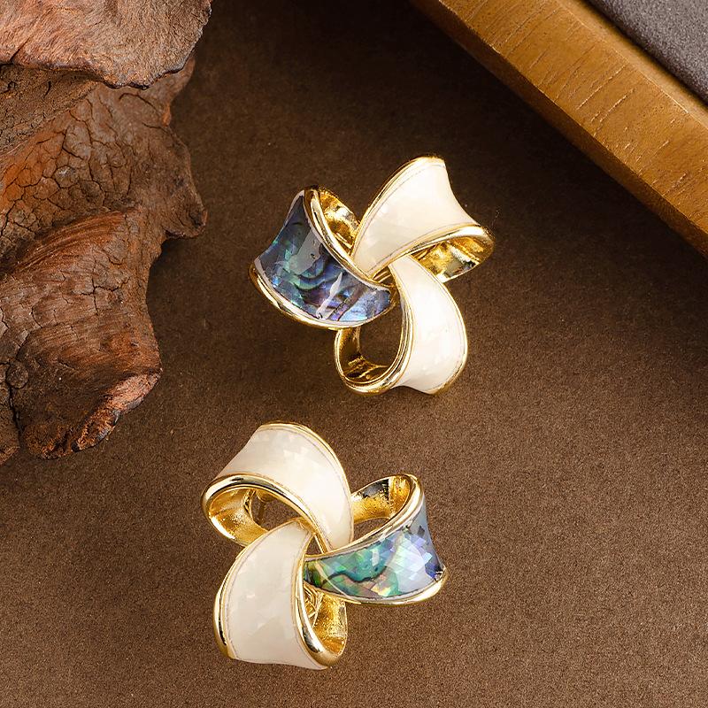 

Elegant women s earrings золотой