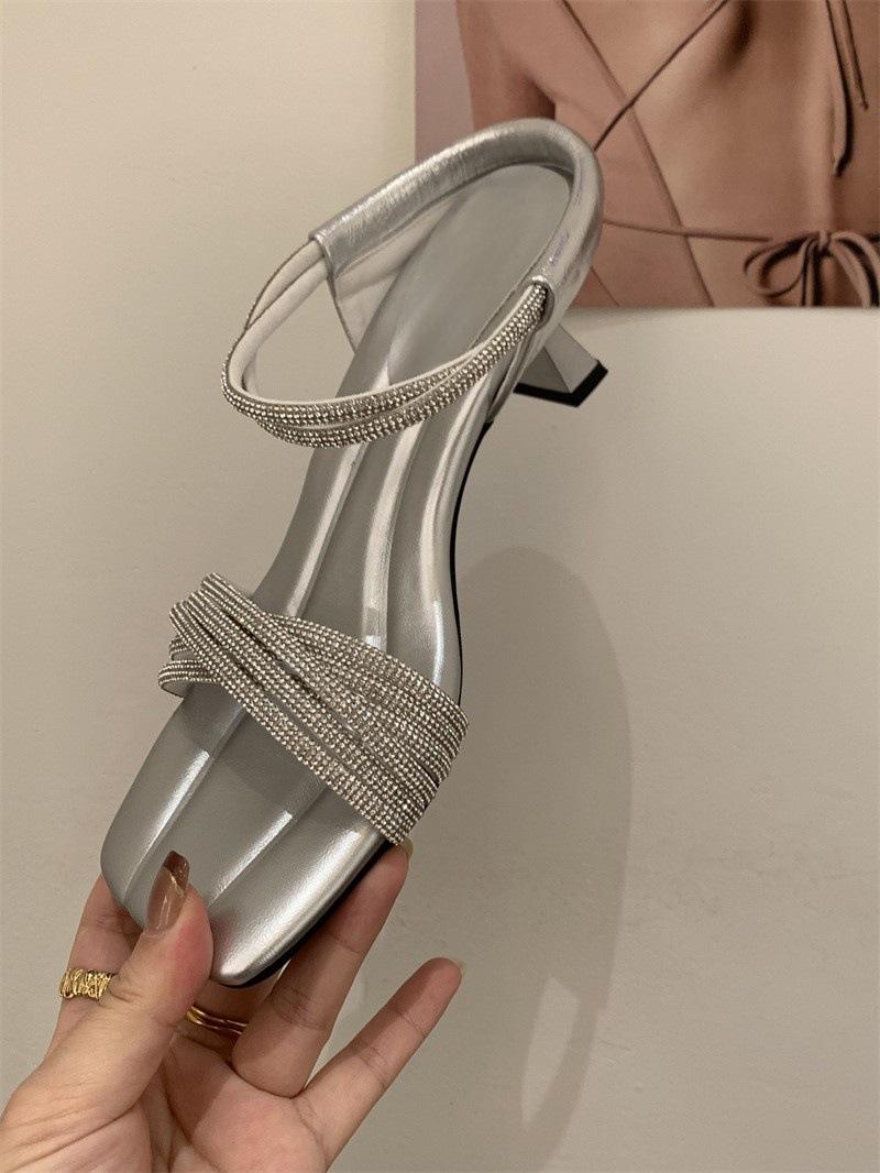 

Women wearing high-end cool slippers 2025 popular word with rhinestones thick heel temperament beautiful half slippers women 35 серебряный