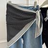 Sciarpa Triangolare Floreale Multifunzione alla Moda Abbinata ai Pantaloni Cintura in Raso di Seta Cravattino da Donna Estivo