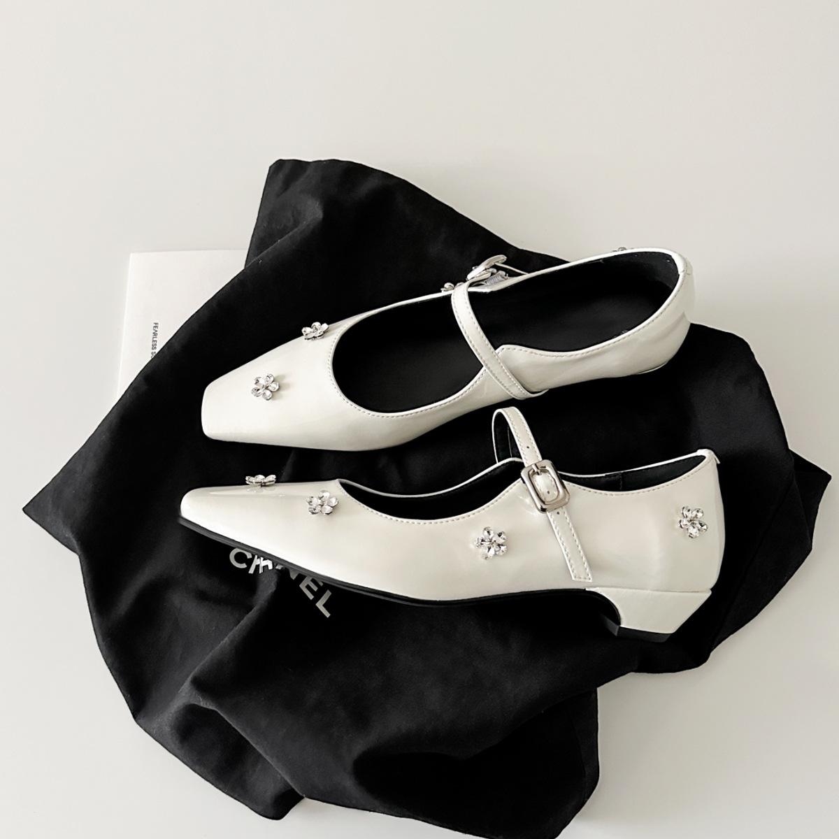 

Sheepskin version~ French rhinestone flower one-word buckle light mouth thick heel single shoes women s gentle temperament square head Mary Jane shoes 34