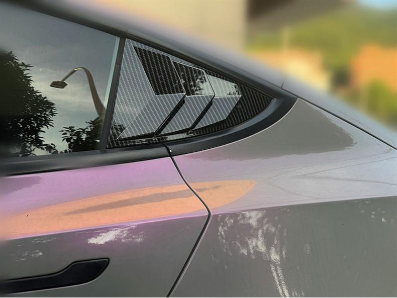 Glänzende schwarze Karbonfaser-Dreiecks-Lüftungsgitter für das Heck des Tesla Model 3