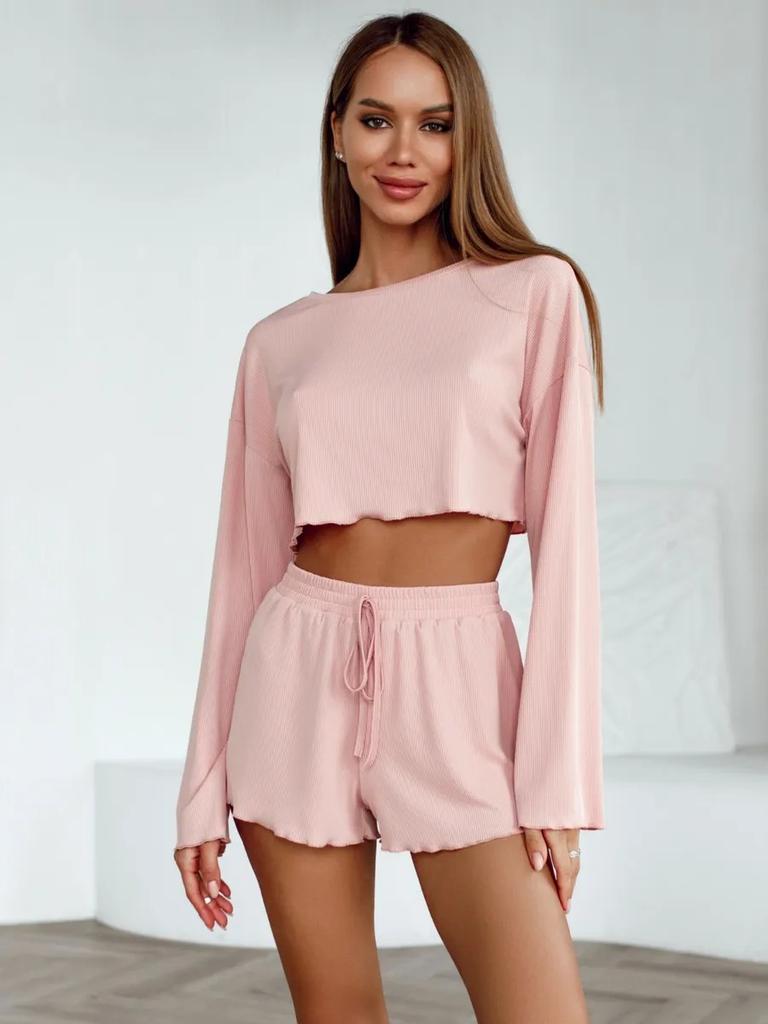 Completo due pezzi da donna per il tempo libero: top corto a coste in maglia morbida e traspirante e pantaloncini a maniche lunghe