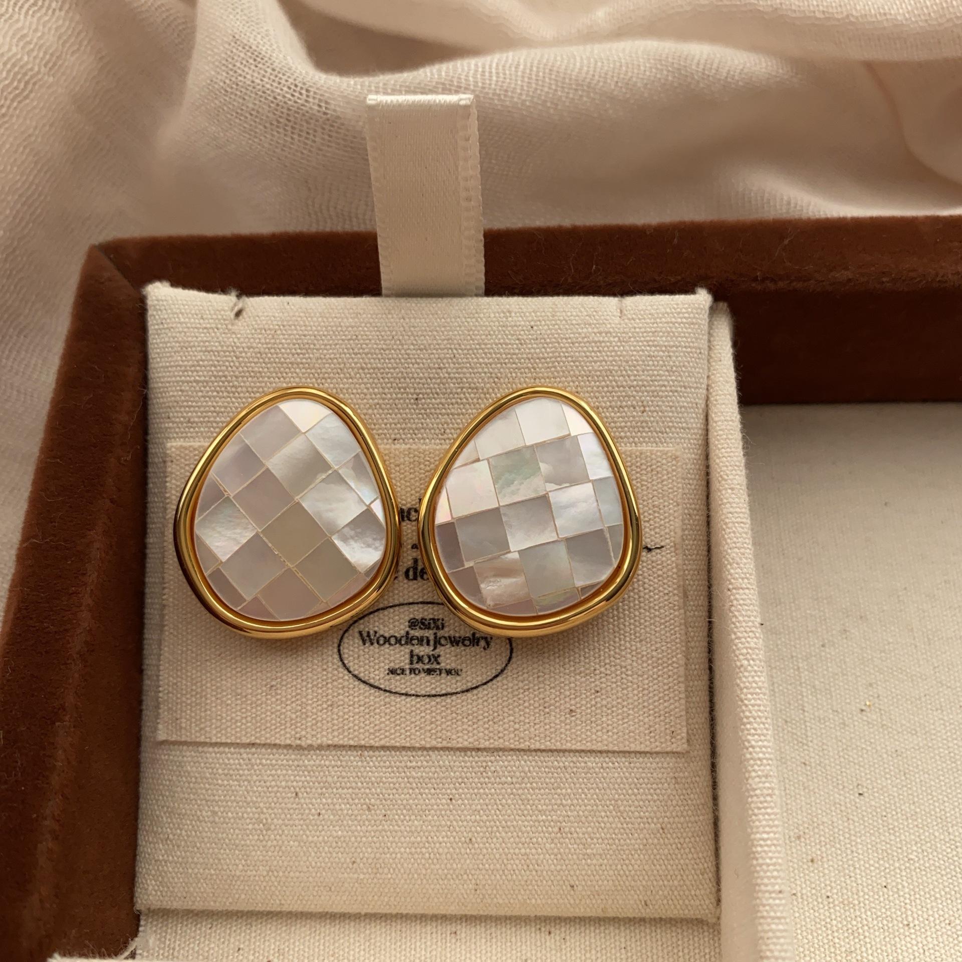 Oval Classic Shell Stud Earrings, Retro Light Luxury Temperament Versatile Niche Checkerboard Collage Exquisite
