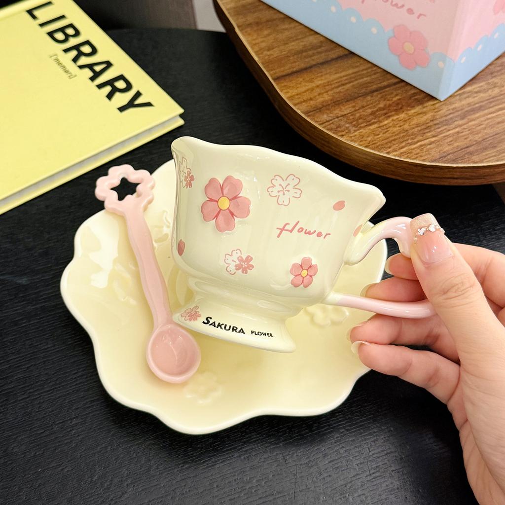 Kreatives Keramik-Kaffeebecher- und Untertassen-Set Büro Nachmittagstee Tasse und Untertasse Mädchenherz Kirschblüten Geprägte Tasse und Untertasse Souvenir